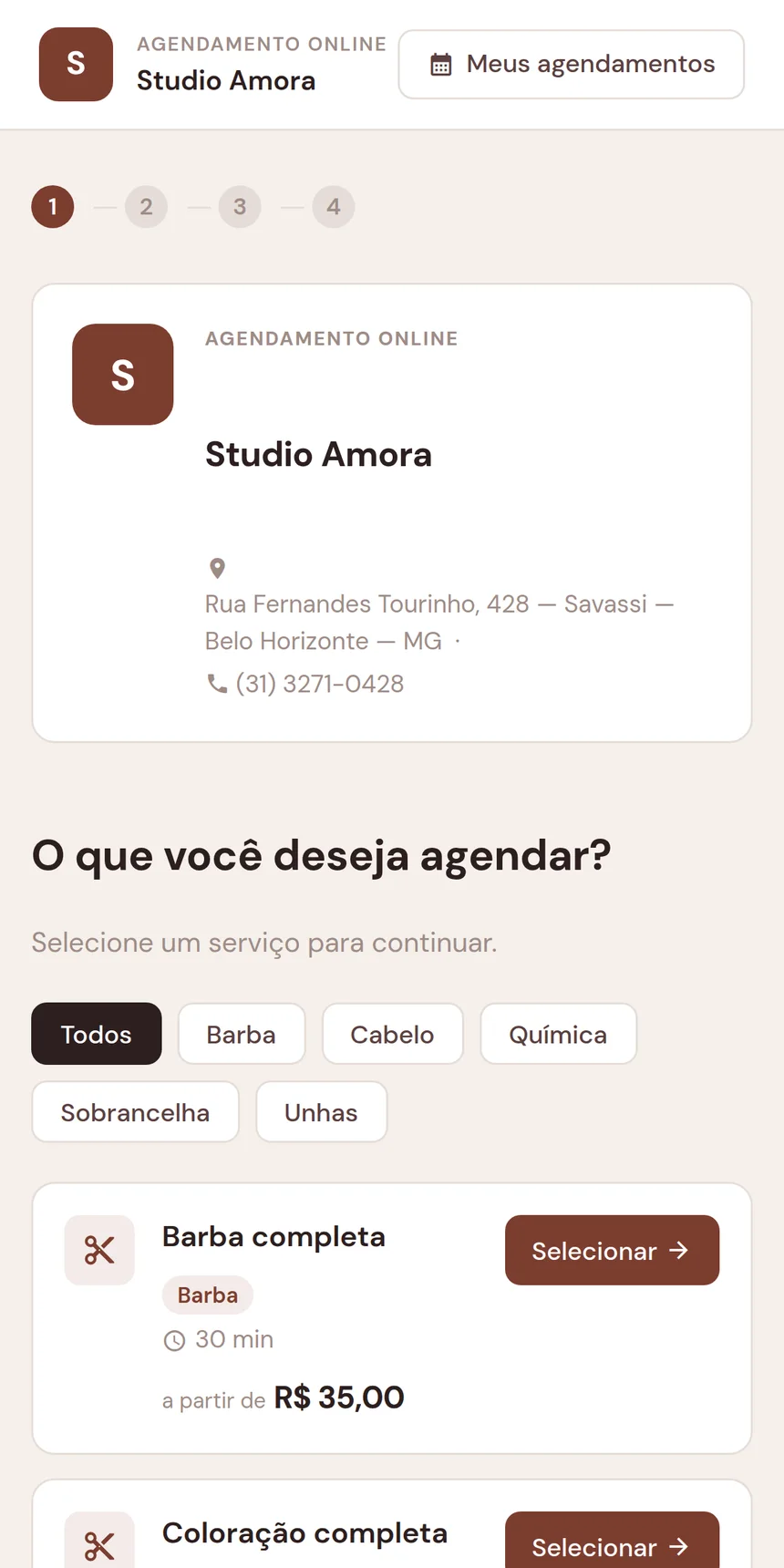 Tela de escolha de serviço no agendamento online, com categorias, duração e preço de cada serviço